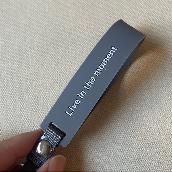 Lululemon silicone keychain - Solar Grey/Starch Blue - Picture 7 of 8